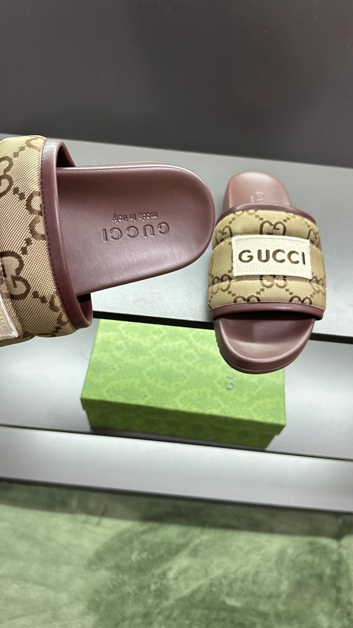 [G Family Couple Style] P: 300💰Female size 36~40 Men's size 39~45, (46. Custom-made Unisex GG slippers This slipper is made of GG polyester fiber and is decorated with a Gucci label on the front, adding a striking logo feel to the style. Beige GG recycled polyester fiber Unisex leather trim "Gucci Made in Italy" embroidered label Rubber sole Flat Made in Italy